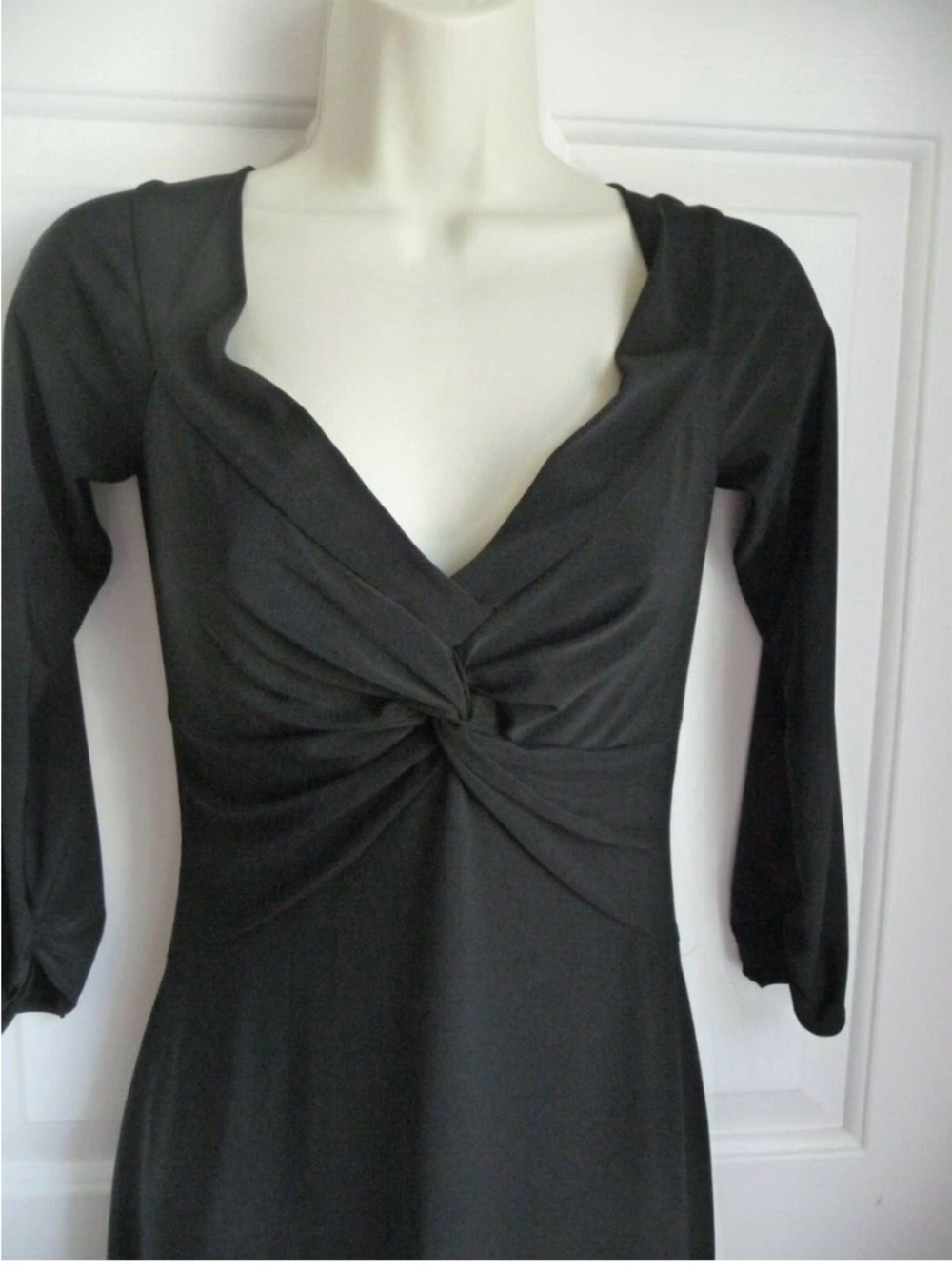 Vera Wang full length Black Long-Sleeve Twist-Front Evening Gown size 10/ 42